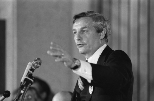 peter-lougheed-speaking-in-calgary